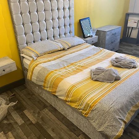 Town Center Large 2 Bedroom Apartment- Sleeps Up To 6 - Dogs Welcome - 2 Minutes From Train Station Blackpool Exterior photo