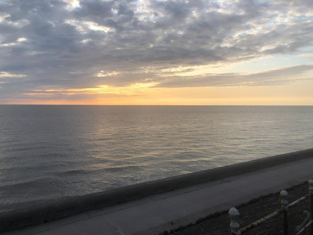 Town Center Large 2 Bedroom Apartment- Sleeps Up To 6 - Dogs Welcome - 2 Minutes From Train Station Blackpool Exterior photo