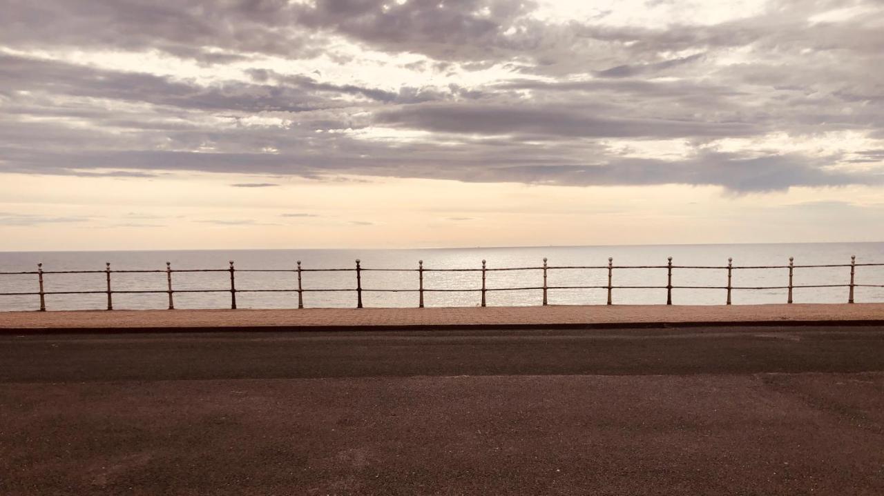 Town Center Large 2 Bedroom Apartment- Sleeps Up To 6 - Dogs Welcome - 2 Minutes From Train Station Blackpool Exterior photo